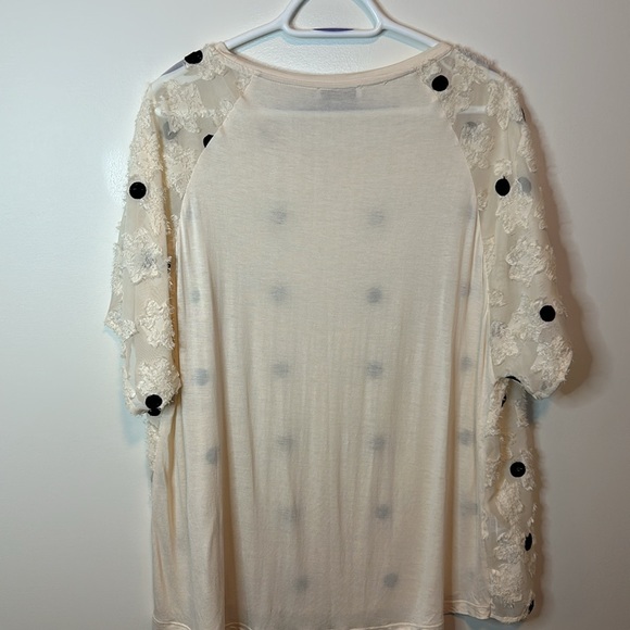 [#03] Size 3X Polka Dot Blouse with Thread Design | Short Sleeve, Plus-Size - Picture 3 of 4